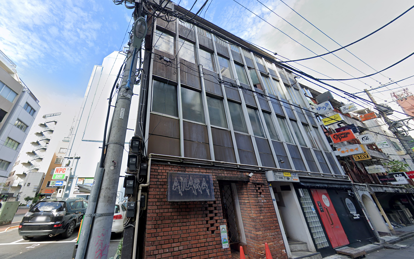 新宿三丁目駅徒歩2分　飲食店・Barが多く立地する賑やかエリア！